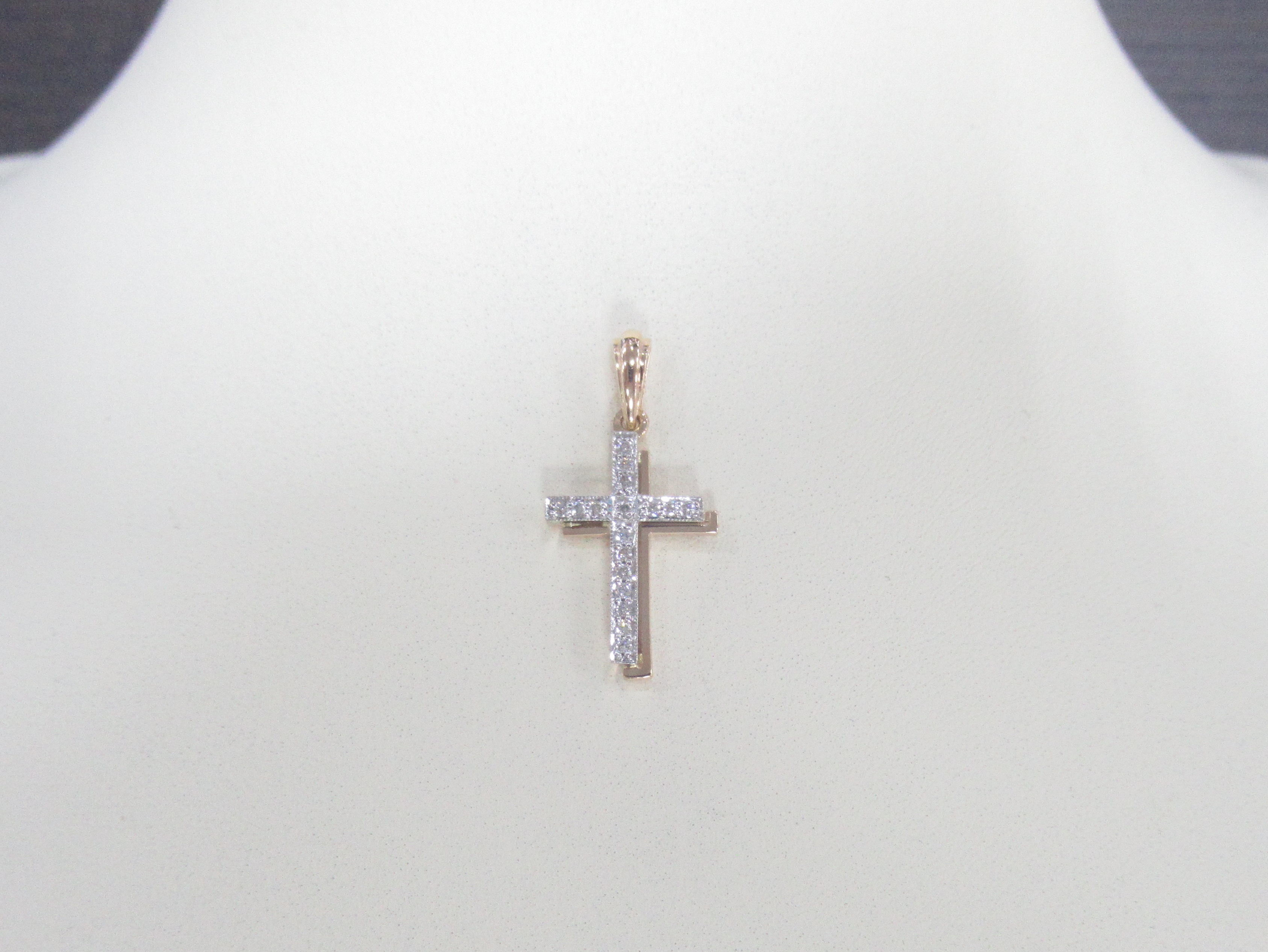 Подвеска-крест из комбинированного золота с бриллиантами